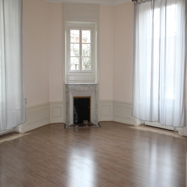 Location Immobilier Professionnel Local commercial Aurillac 15000